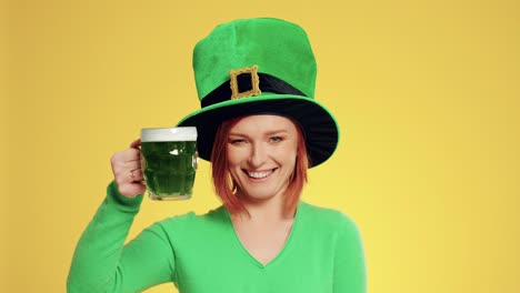 mujer con sombrero de duende y cerveza haciendo un brindis