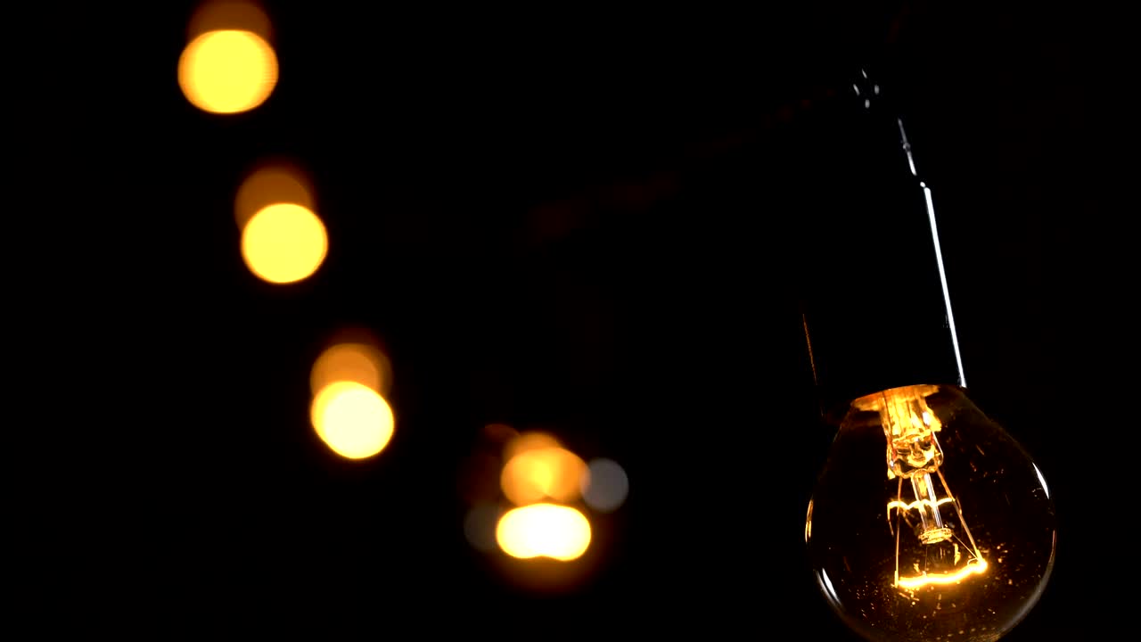 검은색 배경에 전구 장식