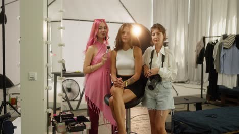 mujeres posando en el estudio para una sesión de fotos
