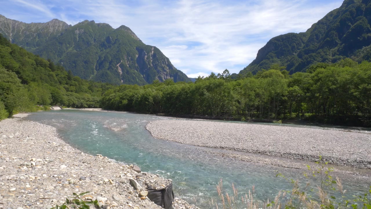 Sông Azusa chảy qua Thung lũng Kamikochi tuyệt đẹp - Dãy núi Hotaka ở Matsumoto, Nhật Bản. - Cảnh quay rộng.