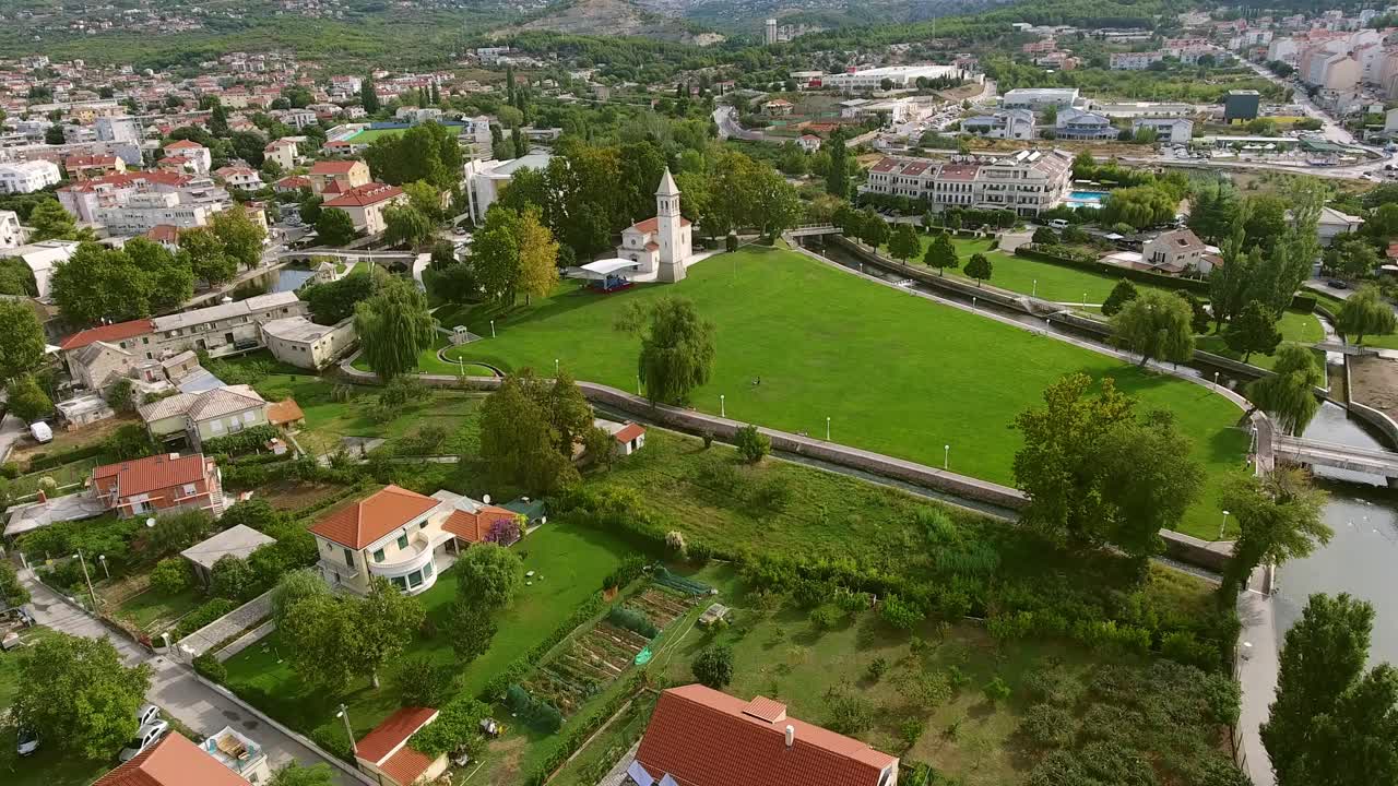 una hermosa vista de la iglesia en el parque de la ciudad
