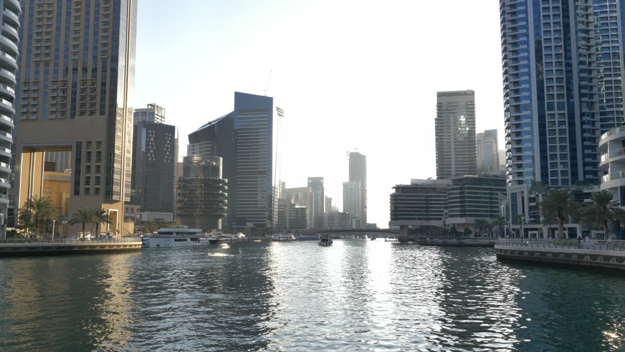 ドバイのマリーナの静的なショット - ドラマチックな光