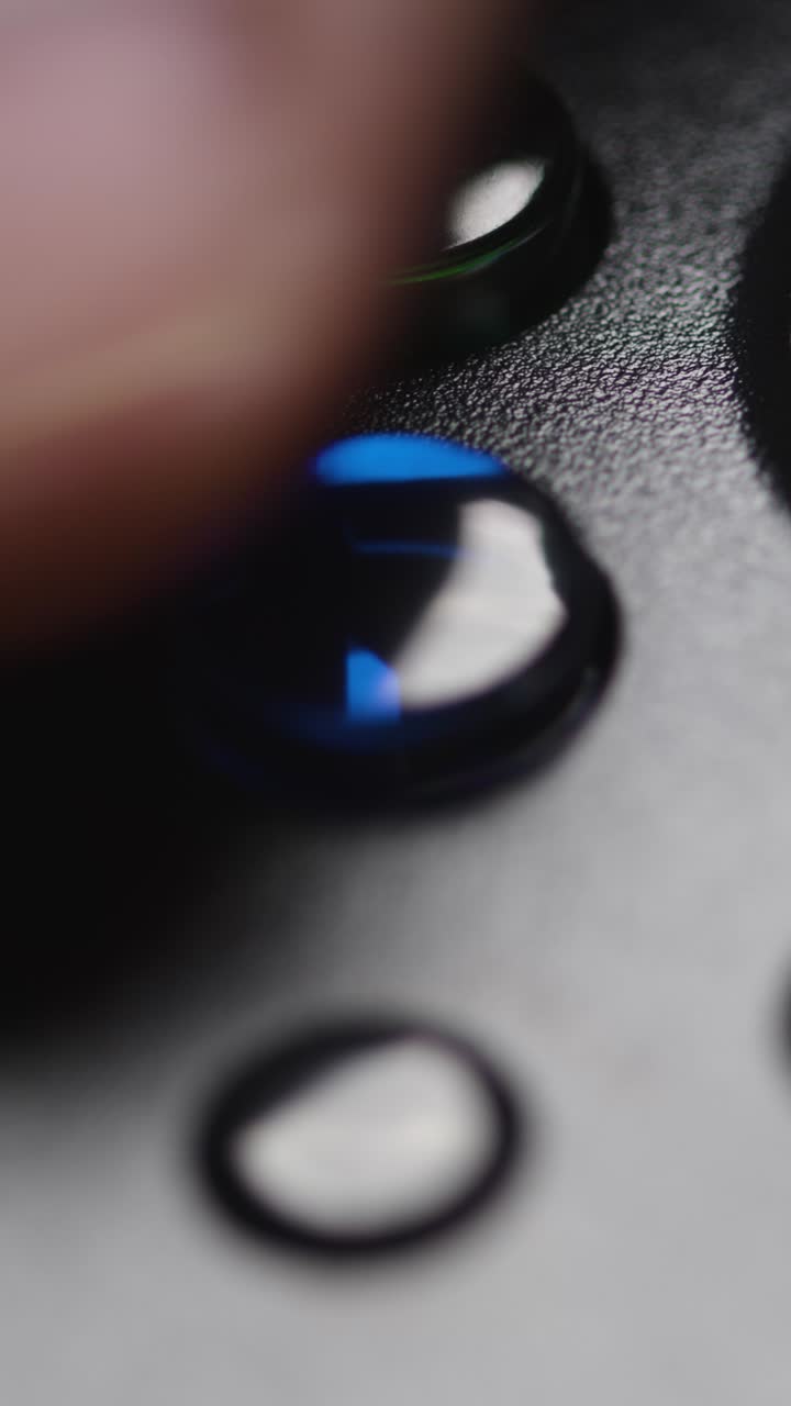 수직 클로즈업 비디오 스튜디오 손 비디오 게임 컨트롤러 버튼 조이스틱