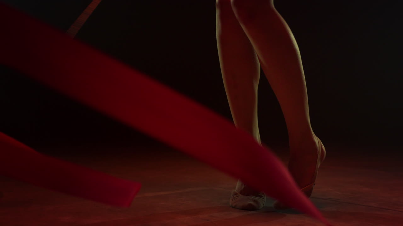 piernas de mujer desconocidas con cinta de entrenamiento, gimnasta irreconocible haciendo ejercicio.