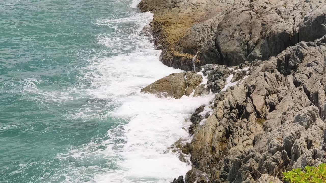 las olas del océano chocando contra las rocas