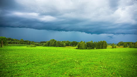 Timelapse-De-Cúmulos-Hinchados-Sobre-El-Campo-De-Letonia-Con-Un-Paisaje-Verde-Vivo-En-Letonia