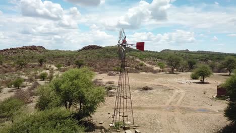 drone circular en movimiento disparado alrededor de una bomba de viento en una granja de caza en namibia