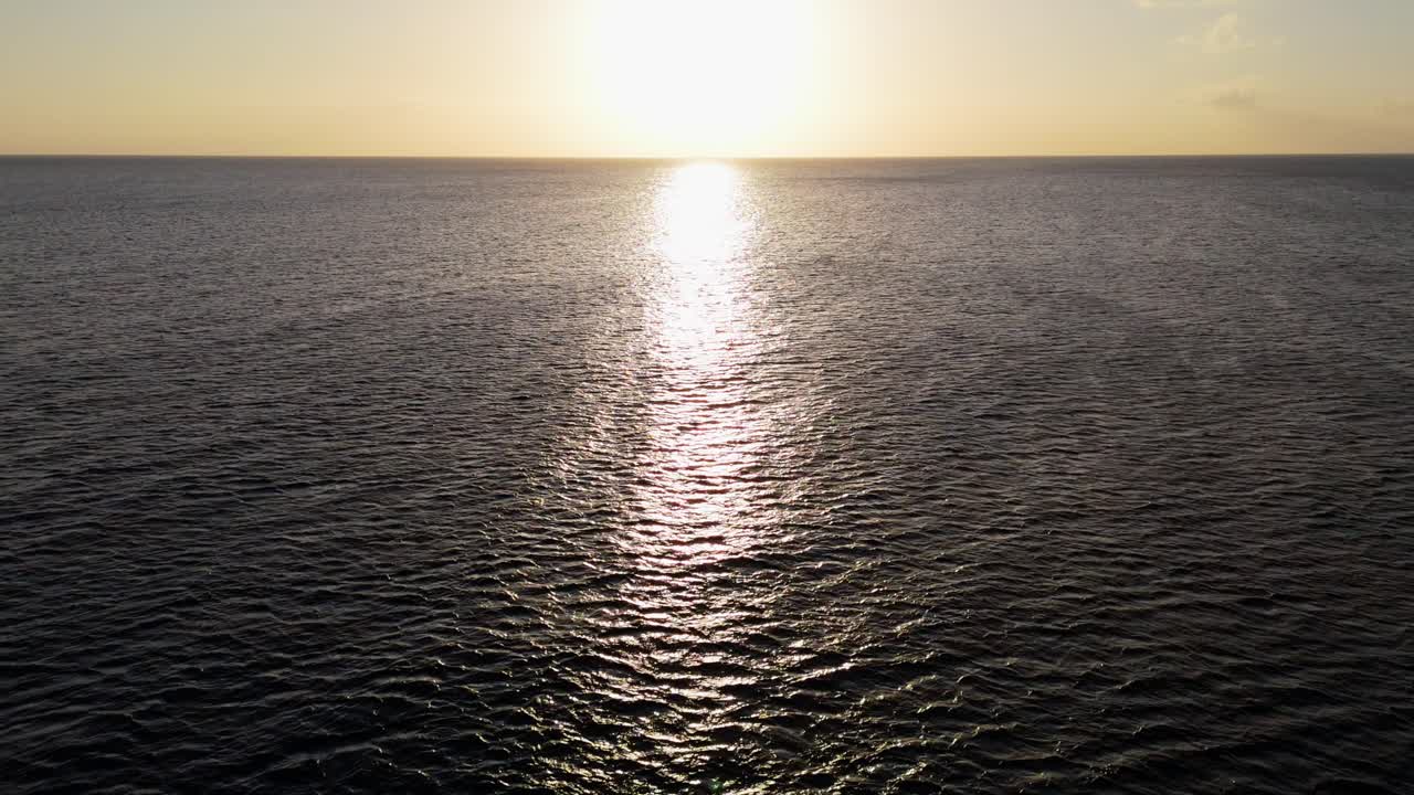 아름다운 태양 광선이 해가 지면 바다를 가로질러 퍼져 나가는 물결, 대부분 물.