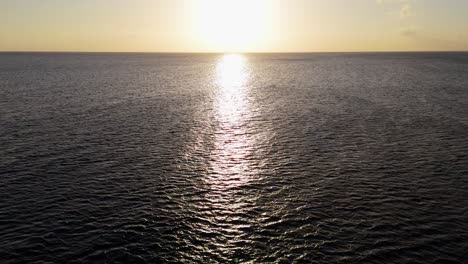 hermosos rayos de sol extendidos a través de las ondas del océano al atardecer, en su mayoría agua