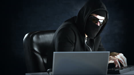 Composite-Video-Eines-Hackers,-Der-Einen-Laptop-Benutzt