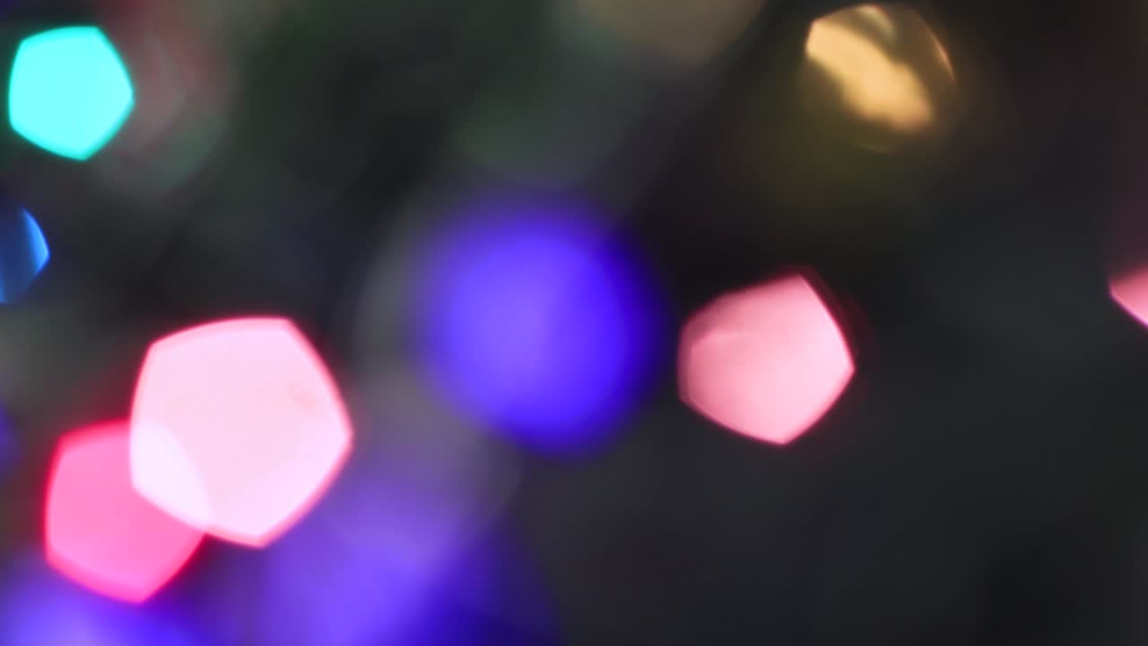 las luces multicolores del hada de navidad parpadean brillantemente.