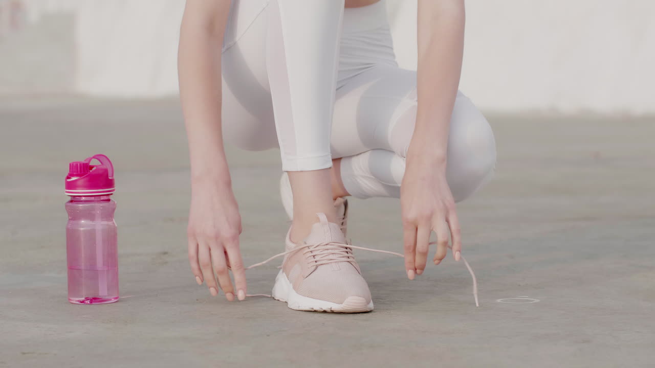 야외에서 스포츠를 하는 백인 여성.