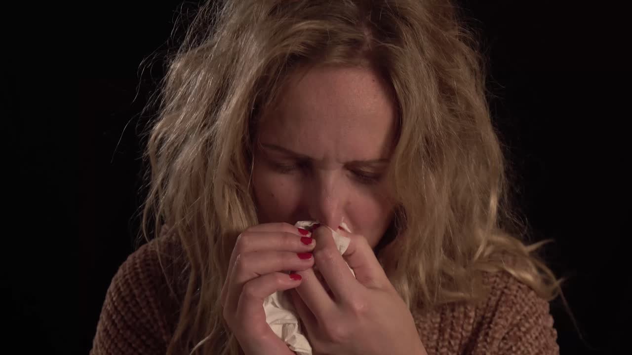 젊은 유럽 금발 여성이 코를 고 있습니다.