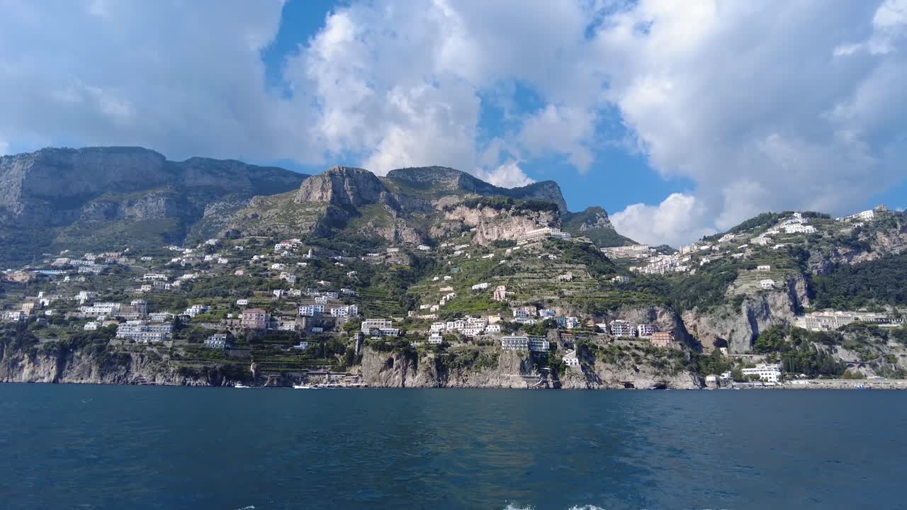 vista de la ciudad de cliffside con montañas rocosas en la costa de amalfi, campania, italia