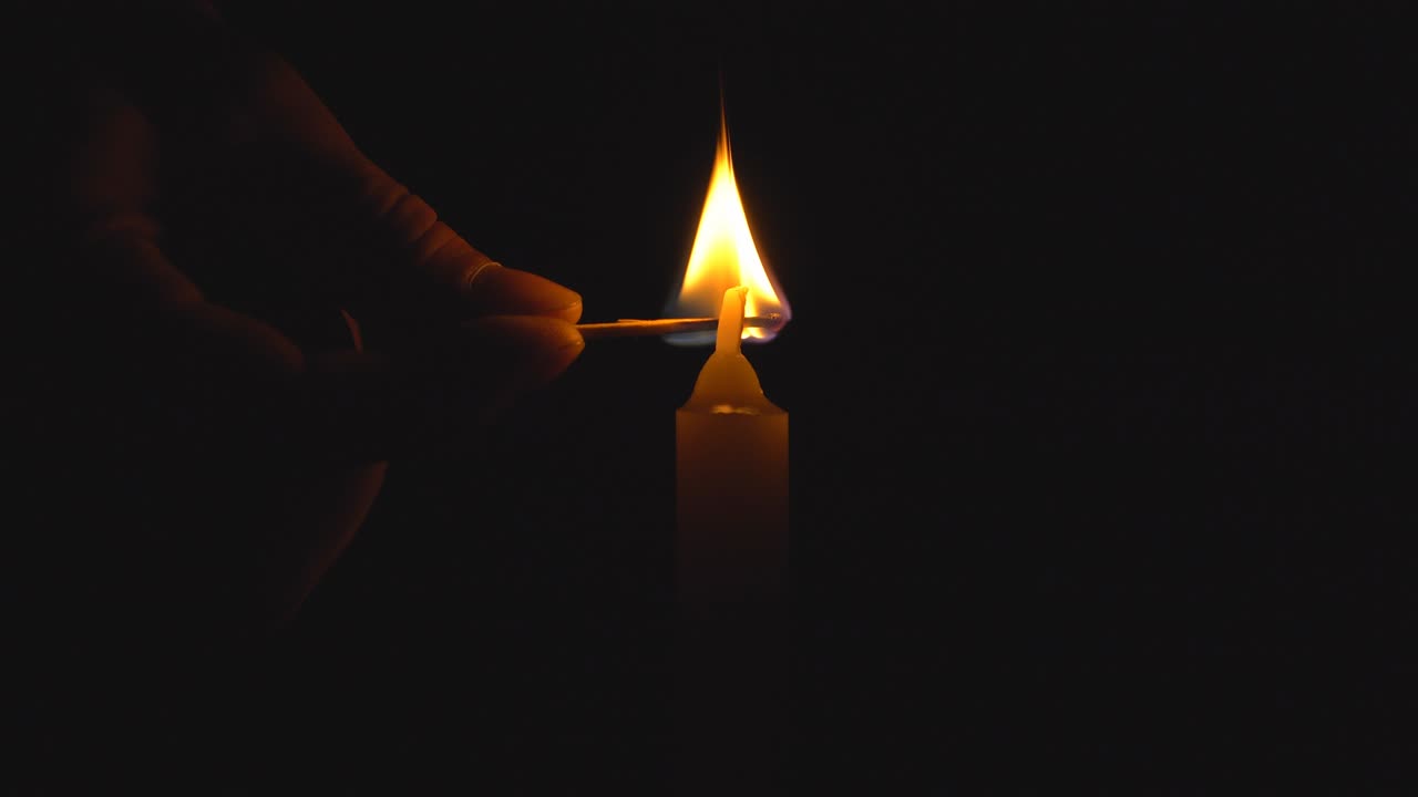 단 하나의  불이 불고, 기억이나 축제의 배경이나 일러스트레이션으로 사용하기 위해 루프를 고, 바람이 불꽃을 끄려고하지만 매번 회복됩니다.