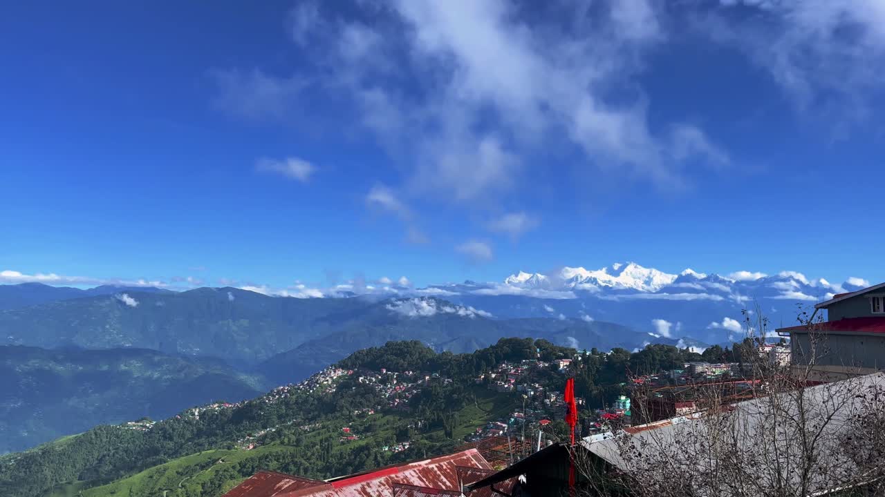 Una scena pittoresca ambientata in un bellissimo e panoramico ambiente montano, con il Kanchenjunga che si erge sullo sfondo.