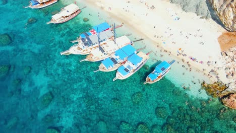 vista aérea en 4k de la isla de suluada en el mar de adrasan, antalya, turquía