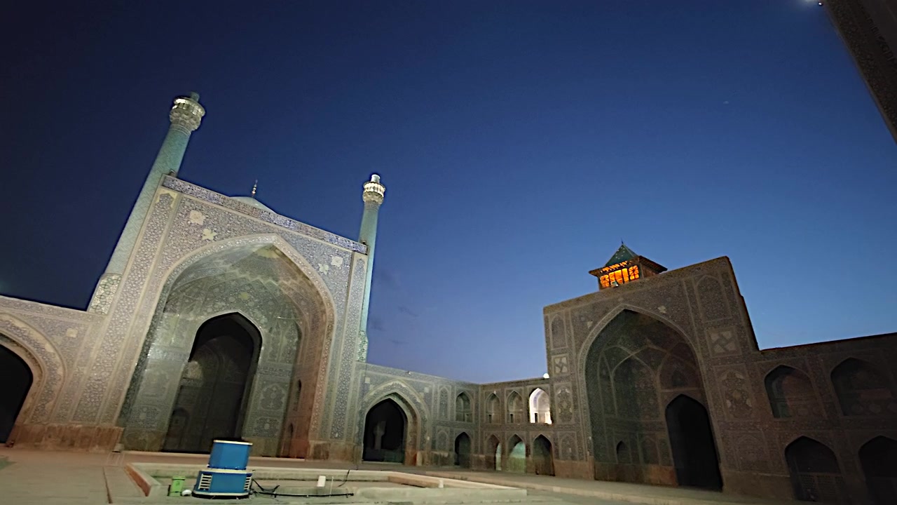 İsfahan Cuma Camii'nin Alacakaranlıkta Alçak Açıdan Görünümü