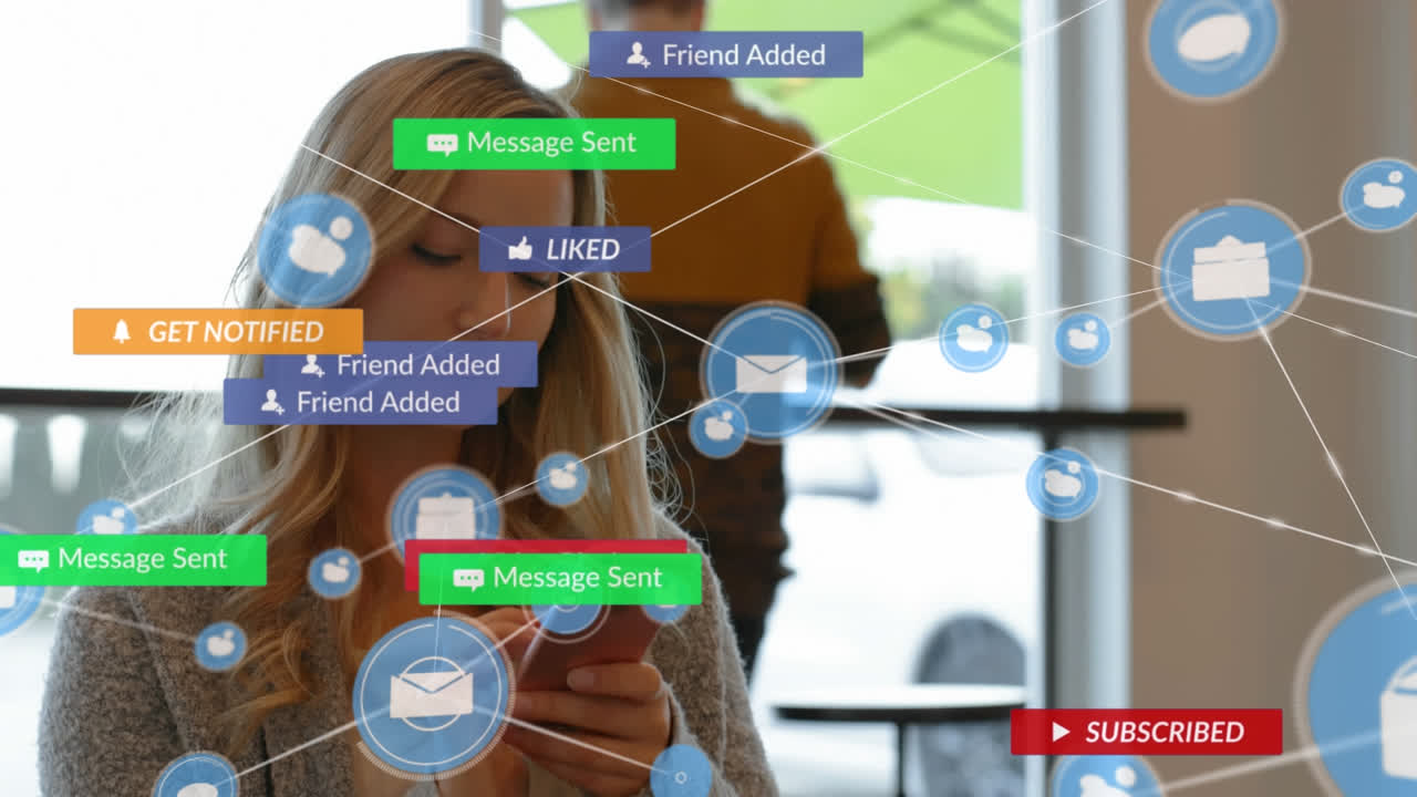 ソーシャルメディアのアイコンと番号のアニメーション - スマートフォンを使用する白人女性に対する接続