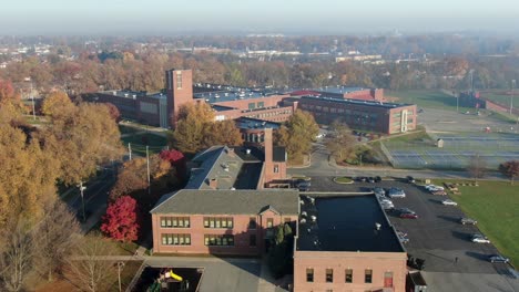 varios edificios escolares en el campus de la escuela secundaria y la escuela intermedia