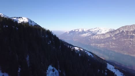 Toma-De-Drone-De-La-Hermosa-Churfirsten-Y-El-Walensee-En-Suiza