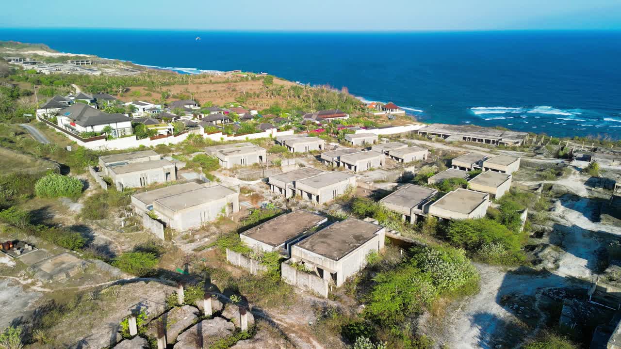 aerial durante un día soleado de una playa de complejo abandonada en bali, indonesia