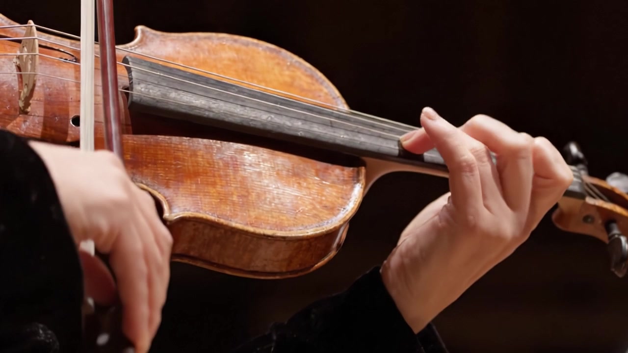 Una Vista Ravvicinata della Mano di un Abile Violinista Che Suona con Grazia un Violino Finemente Realizzato Durante un'Accattivante Esibizione Musicale