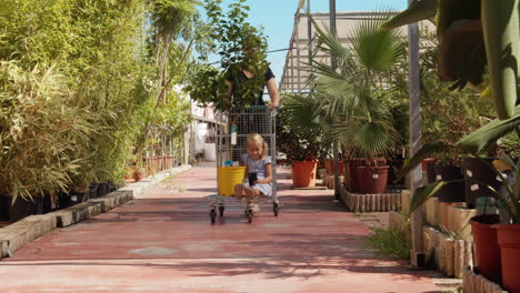 madre e hija en una floristería