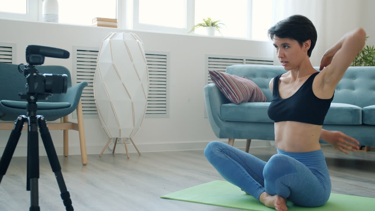 mujer haciendo yoga en casa