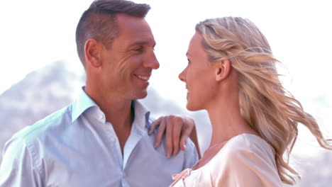 pareja feliz mirándose el uno al otro en cámara lenta