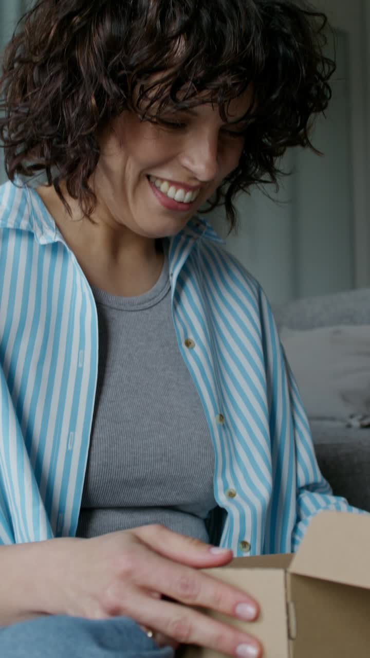 una mujer desempaquetando un regalo.