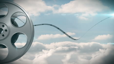 carrete de película contra el fondo del cielo