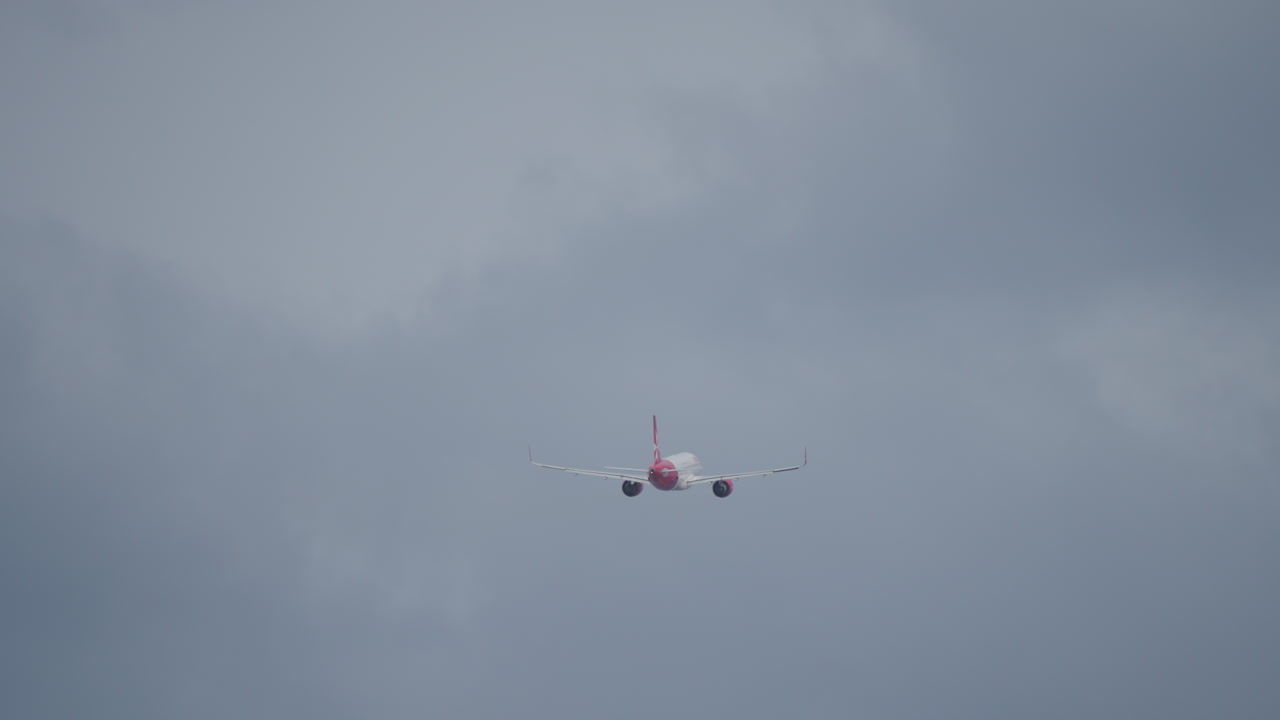 하늘을 날고 있는 비행기