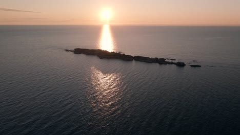 Atemberaubende-Landschaft-Der-Sonne,-Die-Sich-Auf-Dem-Ruhigen-Wasser-Von-Saint-Lawrence-Mit-Der-Flachen-Insel-In-Der-Nähe-Der-Pointe-St-pierre-In-Quebec,-Kanada,-Widerspiegelt