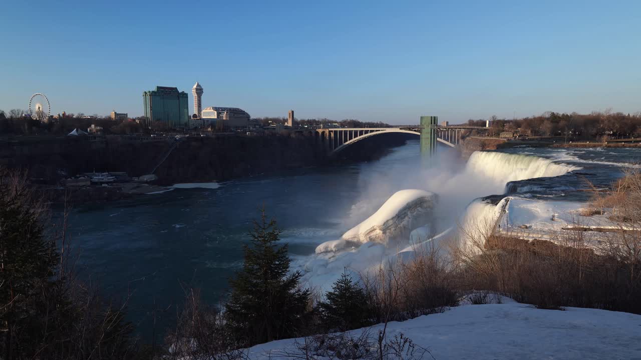 las cataratas del niágara y el puente internacional del arco iris a través de la garganta del río niágara en ontario, canadá