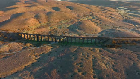 Viaducto-Del-Puente-Ferroviario-Que-Abarca-Páramos-Ingleses-Al-Amanecer-En-Invierno