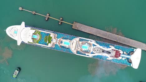 Vista-Aérea-Del-Muelle-De-Cruceros-De-Lujo-En-Puerto-Limon,-Costa-Rica