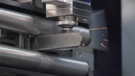 corte con láser y gas de metal, tecnología industrial moderna.