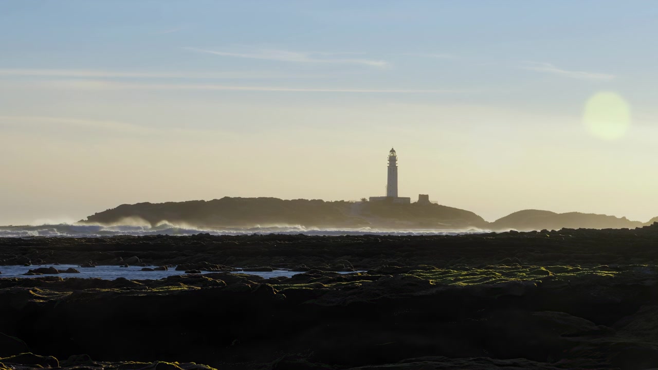 Timelapse grandangolare della costa di Trafalgar e del faro al tramonto, Cadice, Spagna