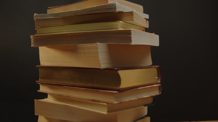 Pila di libri rotante su sfondo nero
