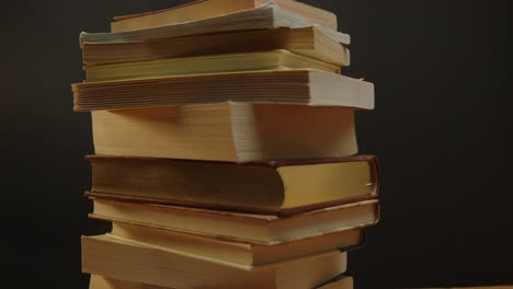pilha giratória de livros com fundo preto
