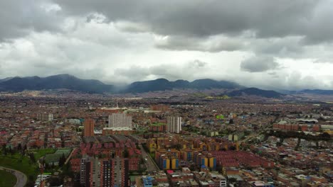 viaje aéreo mientras exploramos el vibrante barrio de boitá y sus distritos circundantes en bogotá, colombia