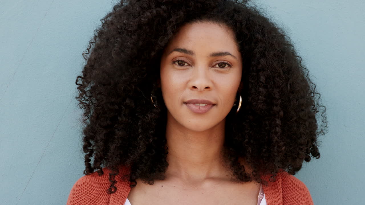 feliz, relajarse y sonreír mujer negra riendo