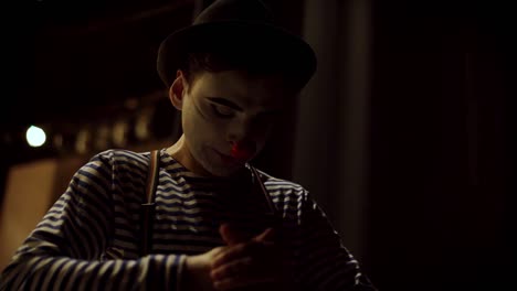el payaso en el escenario