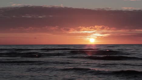 puesta de sol amanecer en la playa letonia, mar báltico verano