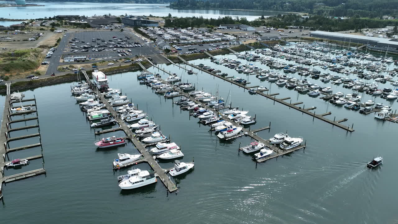 Flygvy som roterar över båtar vid Newport marina, molnig dag i Oregon, USA