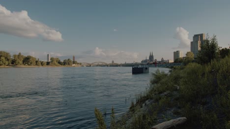 Panorama-Del-Río-Rin-En-Colonia,-Alemania-En-Verano