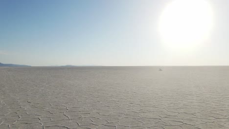 Un-Sereno-Disparo-De-Drone-Sobre-Las-Salinas-Volando-Hacia-El-Sol-Y-El-Horizonte