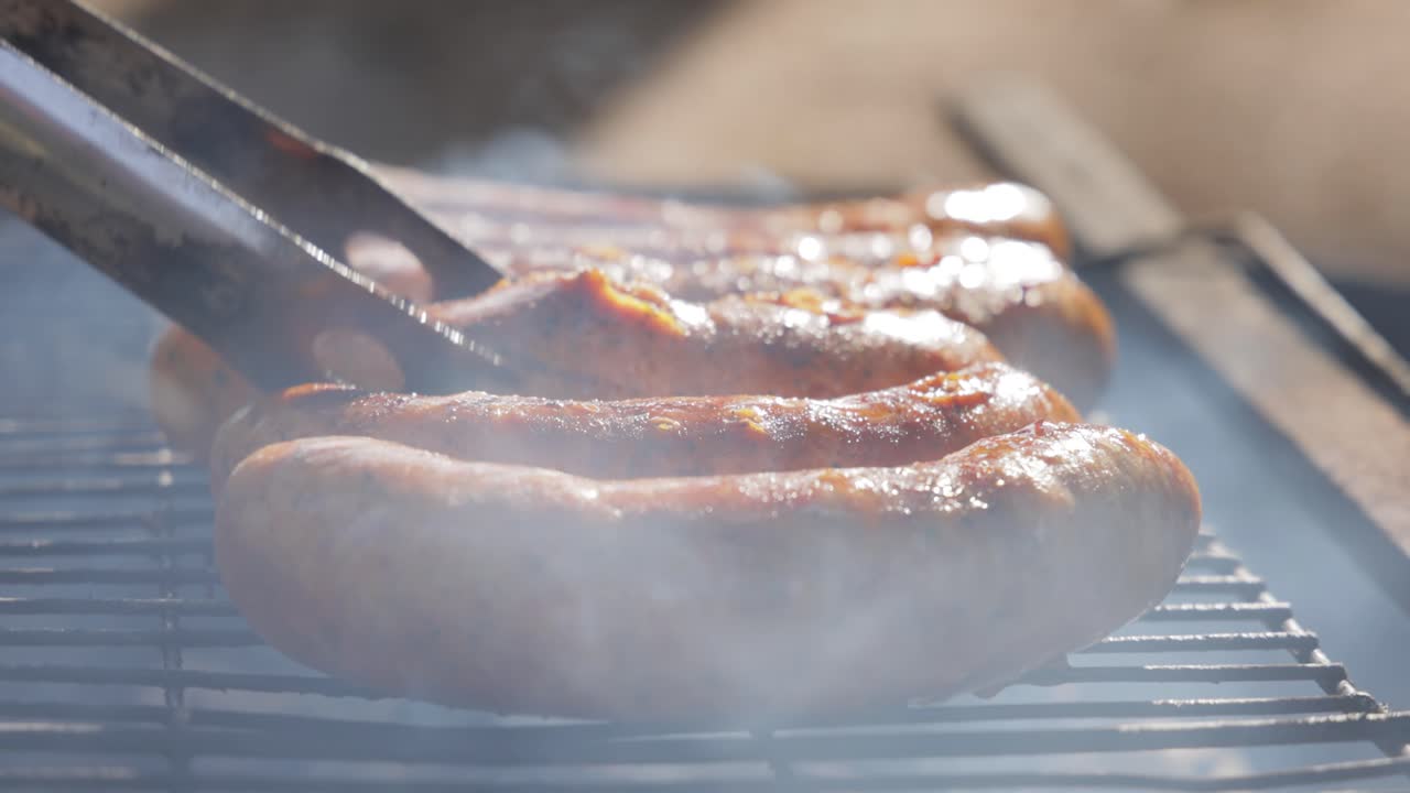 맛있는 매운 소시지, 불에 그릴에 요리.