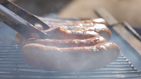 deliciosas salchichas jugosas, cocinadas en la parrilla con un fuego.